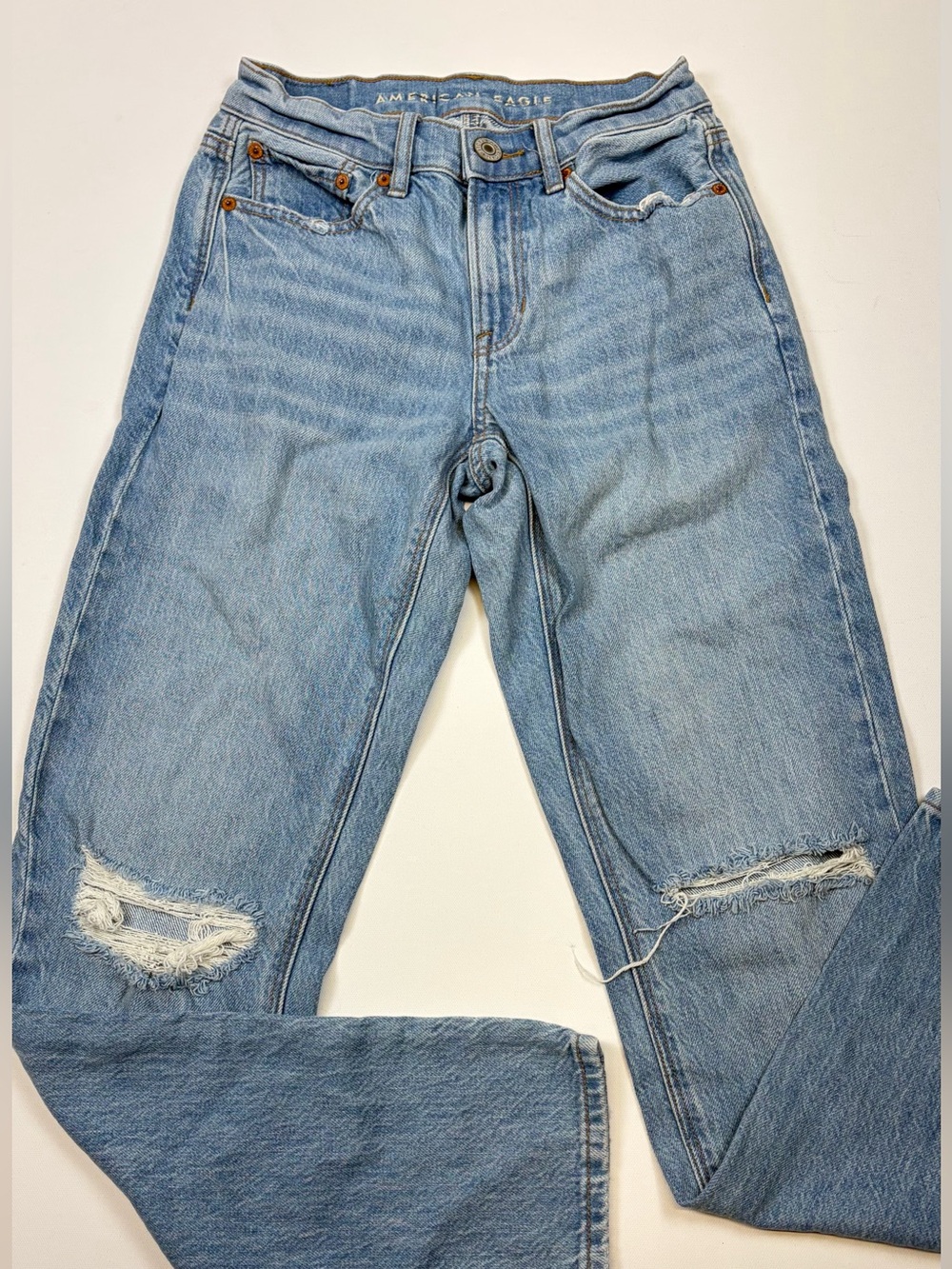 AMERICAN EAGLE 00 HIGH RISE STRAIGHT LEG DISTRESSED JEANS LIGHT WASH - Picture 1 of 9
